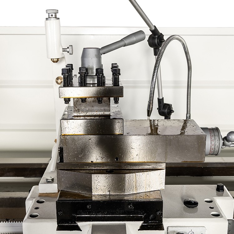 High Accuracy 12 Steps Speed BT560 Horizontal Manual Lathe Machine for Metal